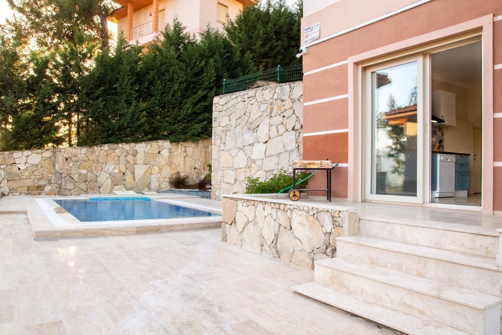 Gorgeous Separate Villa With Pool in Kusadasi view 4