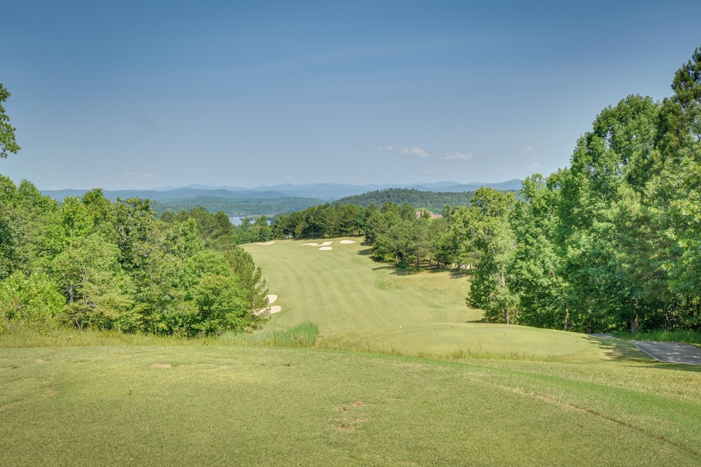 Community Perks: Mountain-view Condo in Toccoa!