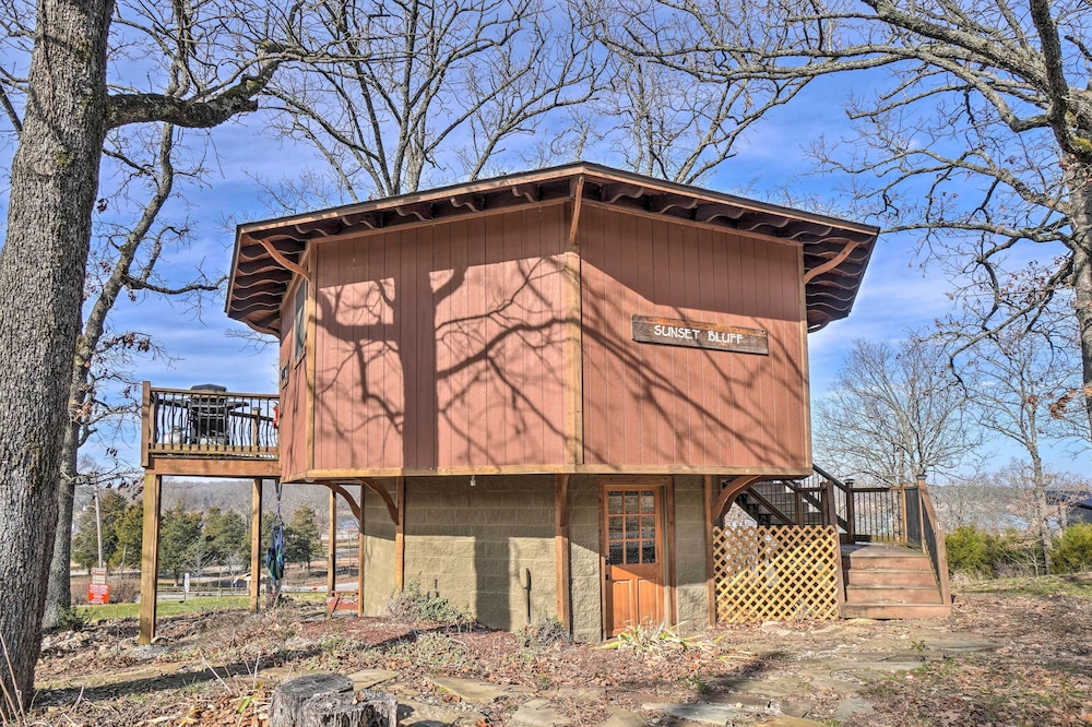 'sunset Bluff Treehouse': On Bull Shoals Lake! view 5