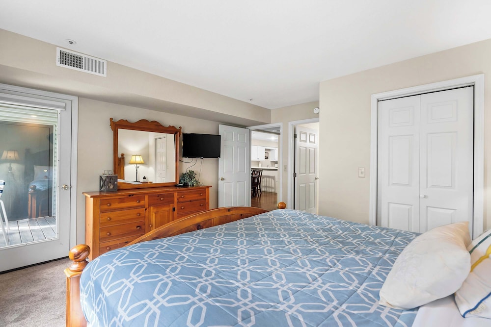 Ron's Retreat Stay for 6 With Resort Amenities