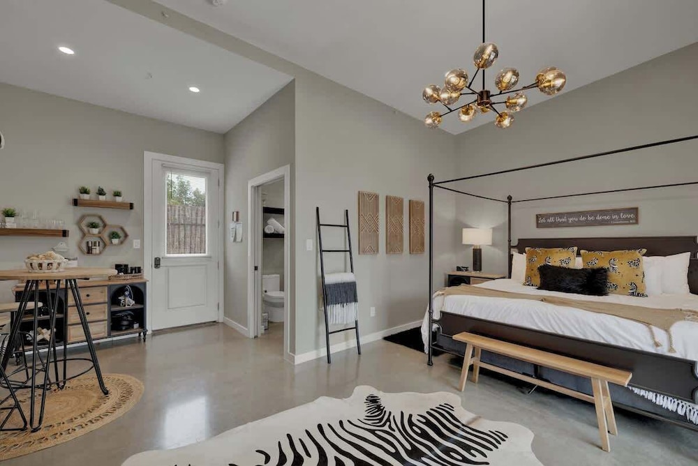 Pop 4 W/hot-tub + Close to Main St