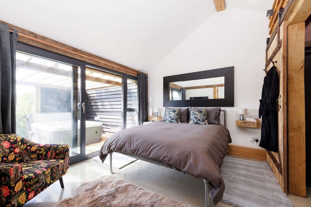 Romantic Countryside Lodge With Hot Tub