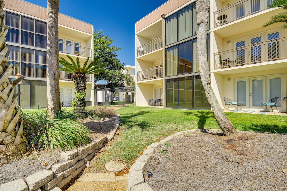 Biloxi Condo w/ Pool Access - Steps to Beach!