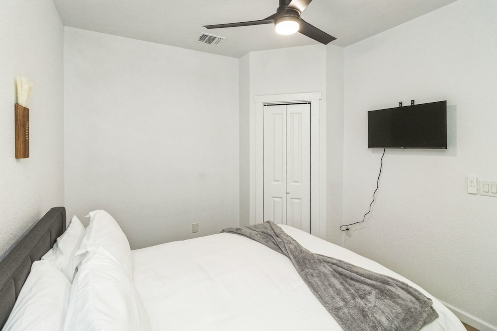 Stylish 4BR Home Mins to Downtown River Walk