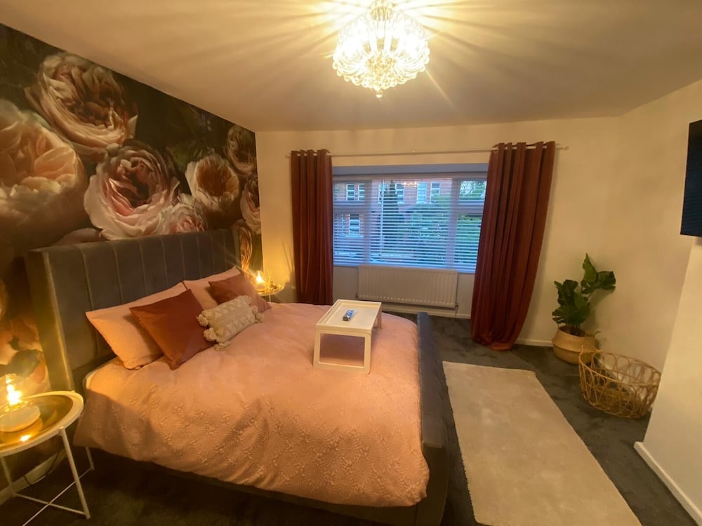 Charming 3-bed House Near Central Manchester view 2