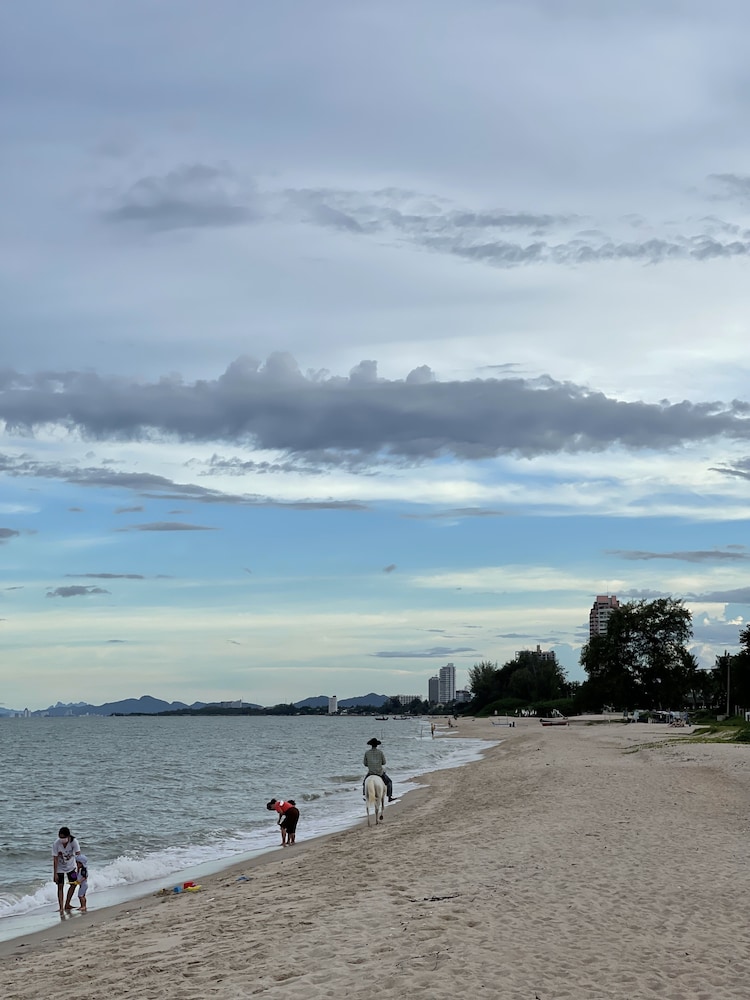 Baan Thew Talay Blue Sapphire
