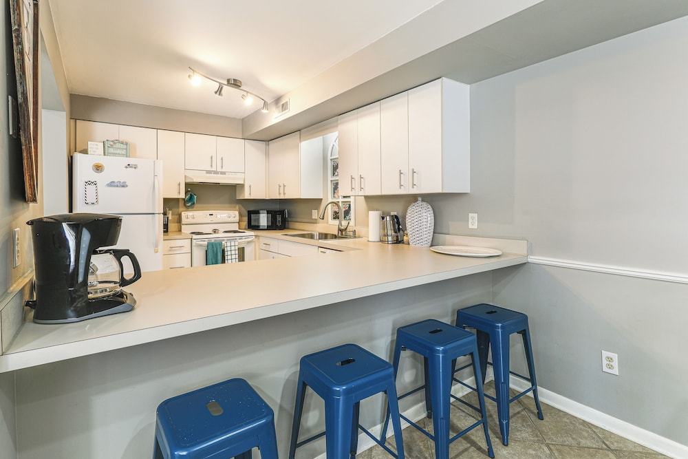2 Mi to Rehoboth Beach: Condo w/ Pool Access!