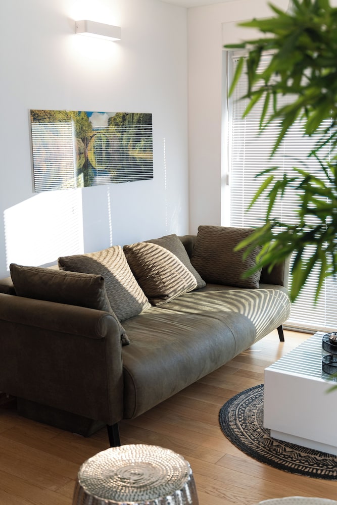 Apartment Wing 77