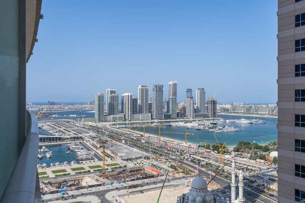 Marina Views and a 3 Bedroom Apartment in Dubai Marina