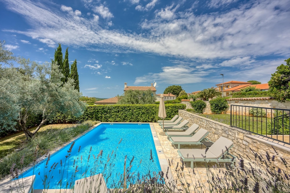 Vila Aryana With Pool