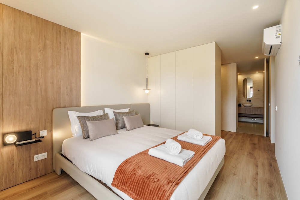 Green Coast Beachfront Retreat by Minho s Guest