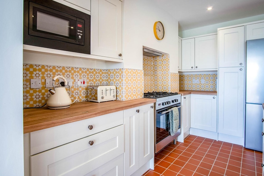 Woodville Road - 2 Bedroom House - Mumbles