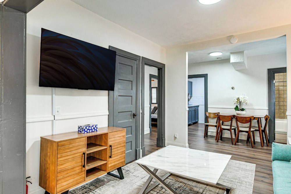 Walkable Location: Welcoming Unit in Omaha