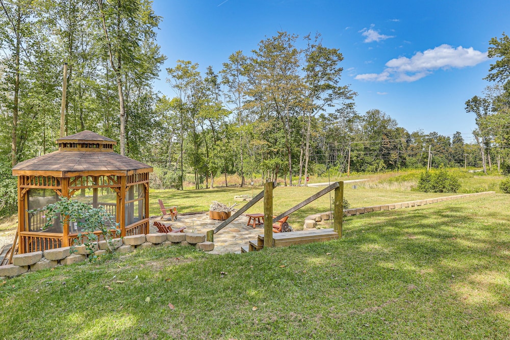 Charming Couples Cabin on 40 Acres in Zanesville