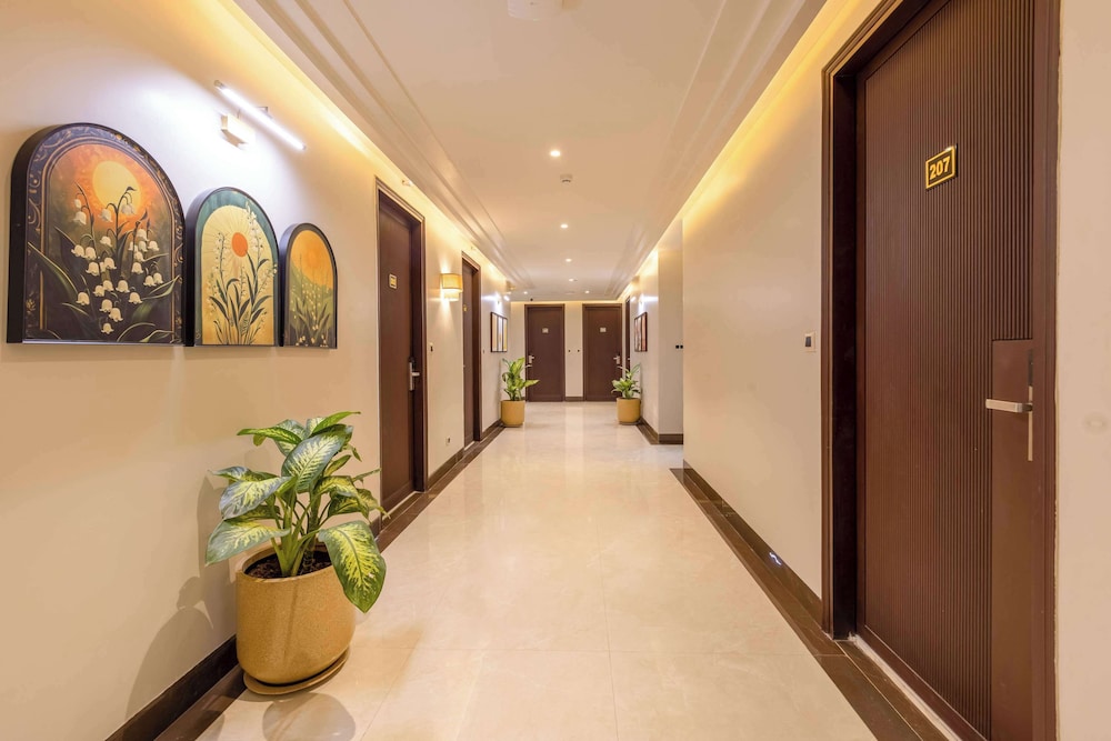 Saltstayz Premier - Sector 50 & Golf Course Ext Road
