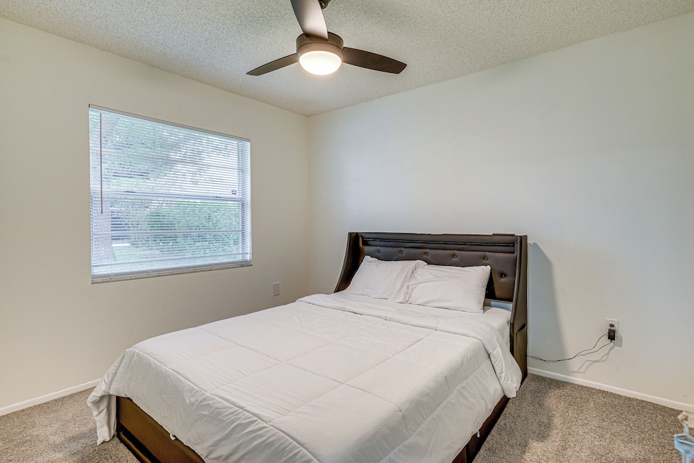 Explore & Relax: Chic & Cozy Retreat in Lakeland!