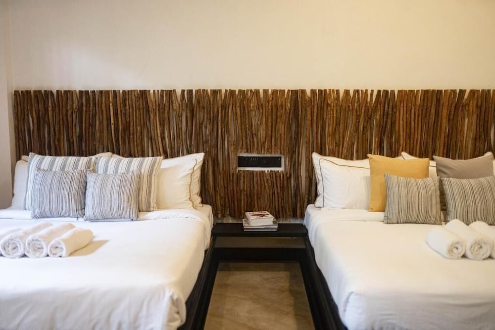 Banana Bunks Mirissa