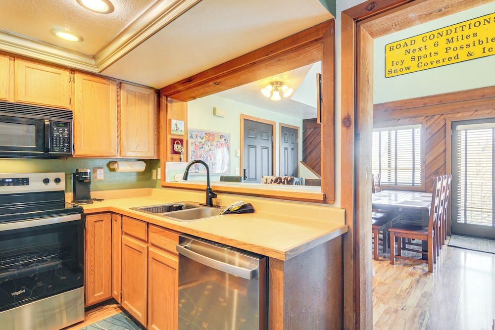 Walk to Brian Head Resort: Condo w/ Pool Access!