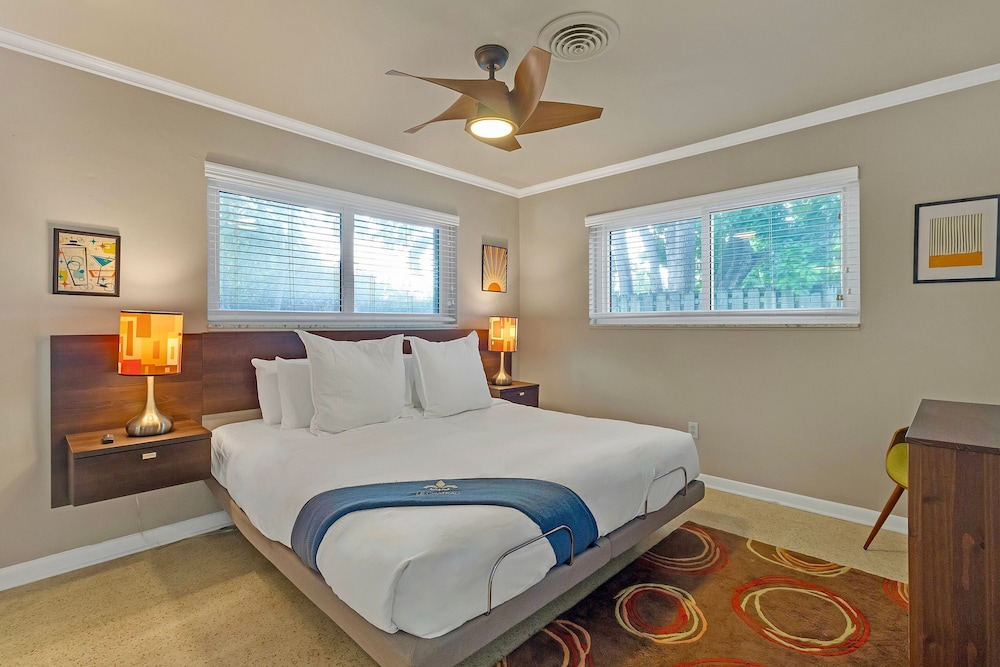 Chic 3BR Sanctuary Steps From The Drive Paradise