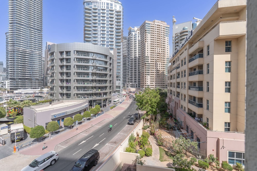 Lovely and Spacious 1BR in DEC Tower Near Marina Walk
