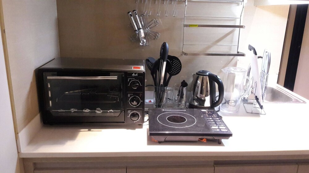 Araneta Cubao No Brown Outs 1BR Furnished Condo With Balcony Free Wifi Netflix
