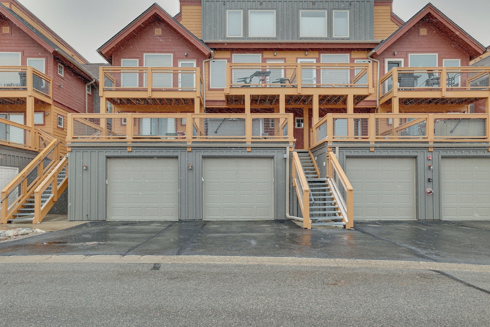 6 Mi to Winter Park Resort: Townhome w/ Hot Tub!
