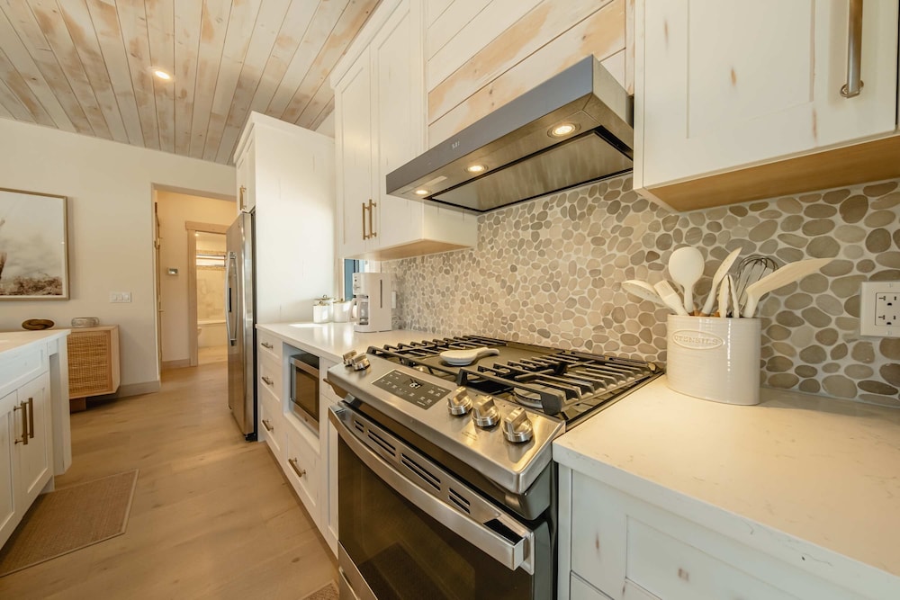 Wilderness Club Nest Modern Cabin Retreat for 9 w/ Hot Tub