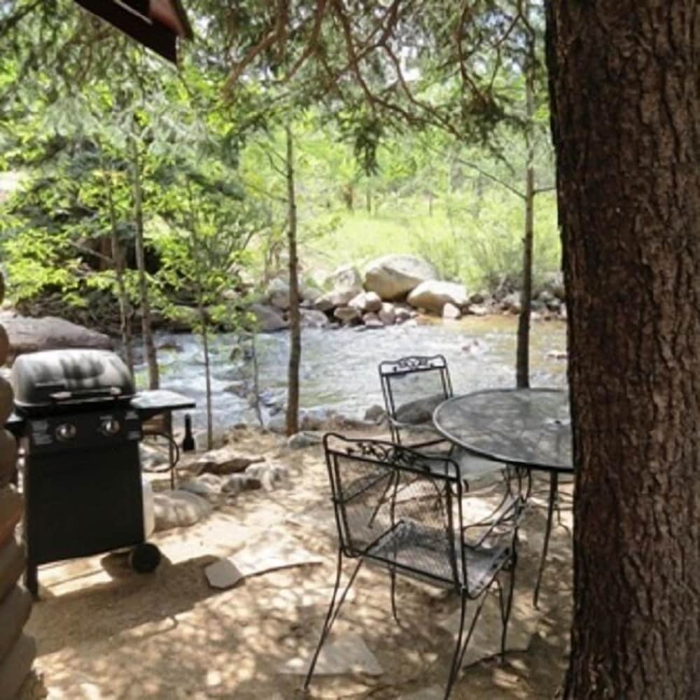 Swiftcurrent Lodge and Cottages by the River - Property Image 5