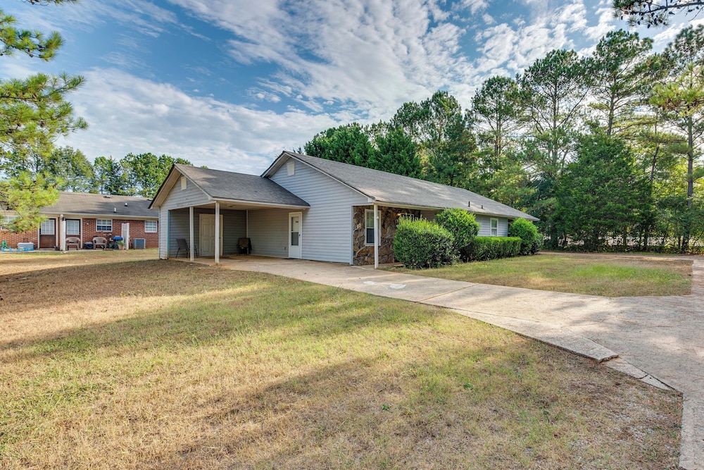 Cedartown Haven w/ Private Patio: Near Downtown!