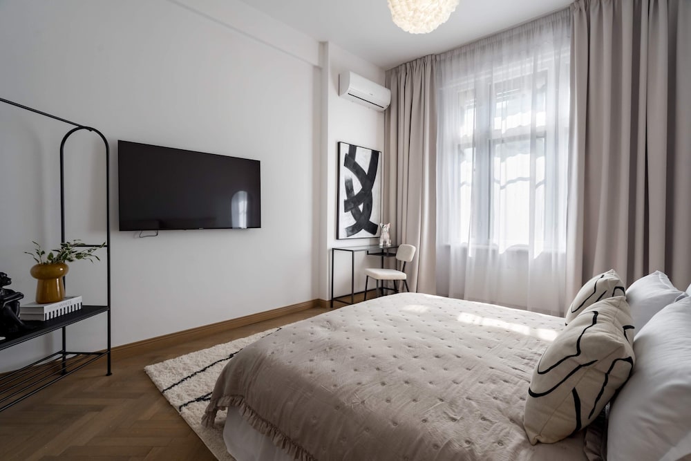 Calea 3BR Victoriei Stunner - Two Living Rooms - Balconies on the Avenue