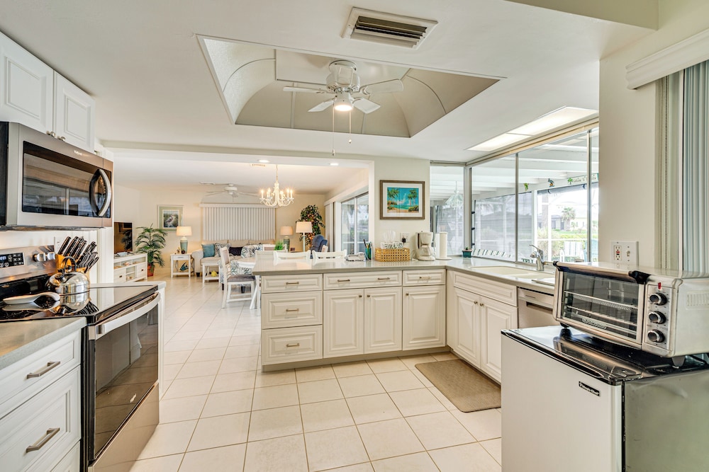 Cape Coral Gem: Patio, Pool & Boat Slip