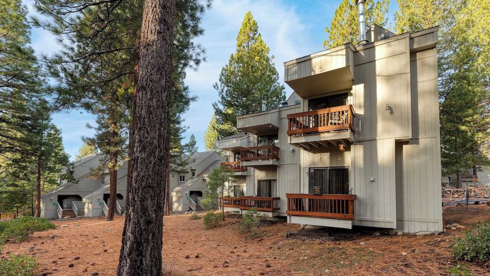Crystal Pines Cozy Lake Tahoe Escape With Fully Equipped Kitchen and Balcony Views
