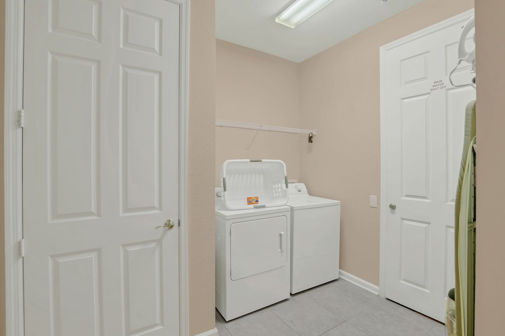 Cozy Condo W/private Balcony Steps to Conv. Ctr