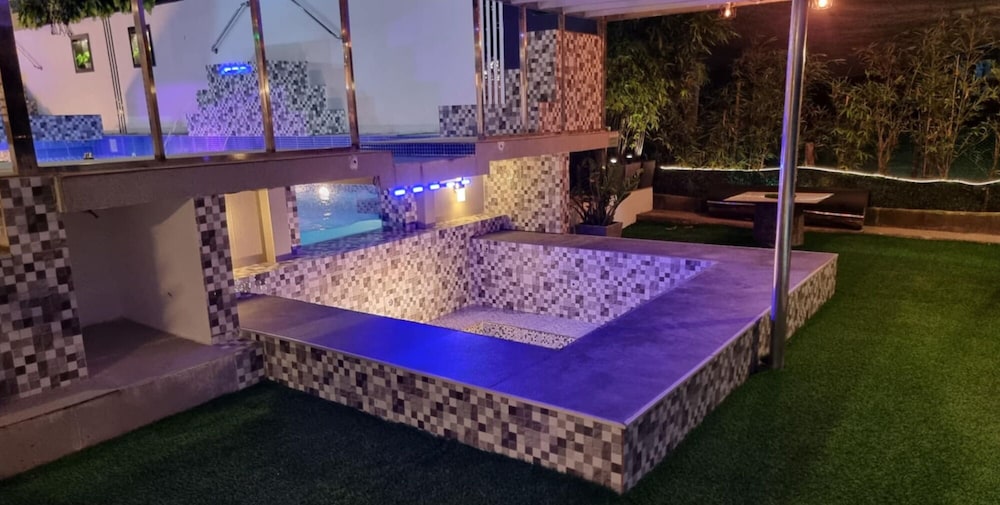 EDVIL BEACH RESORT AND JACUZZI POOL SPA