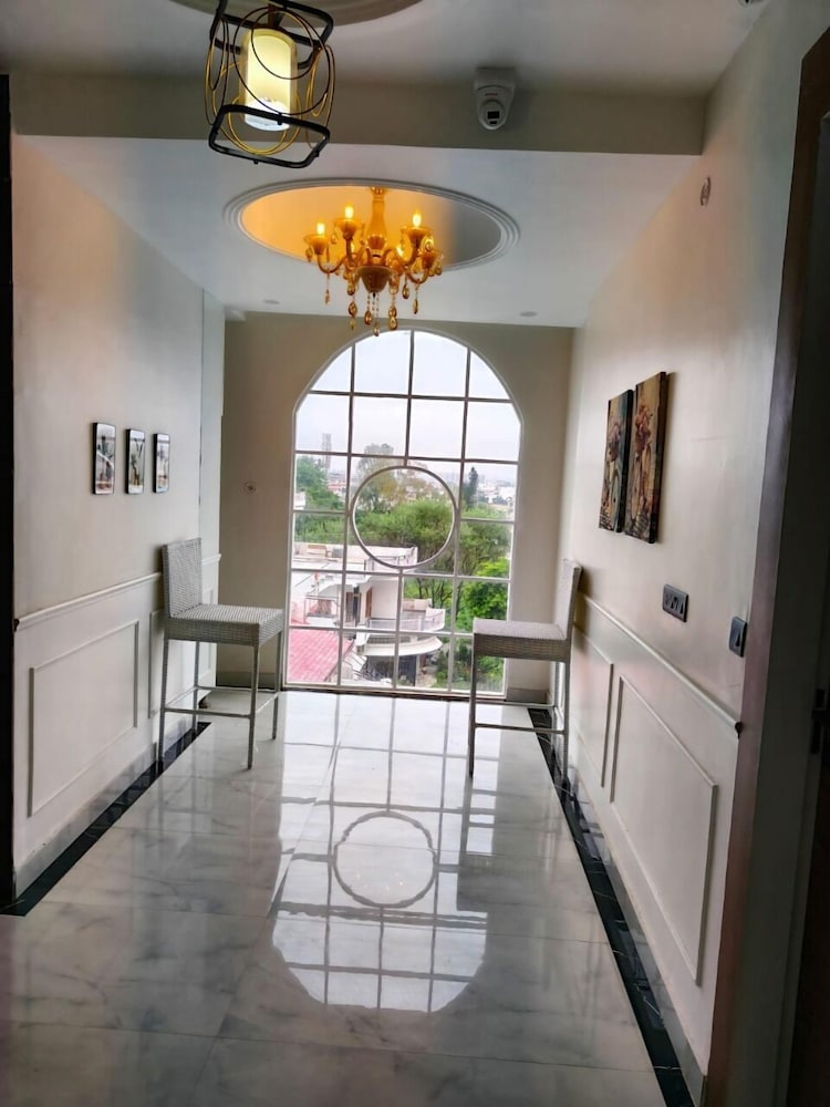Hotel YJ Manor