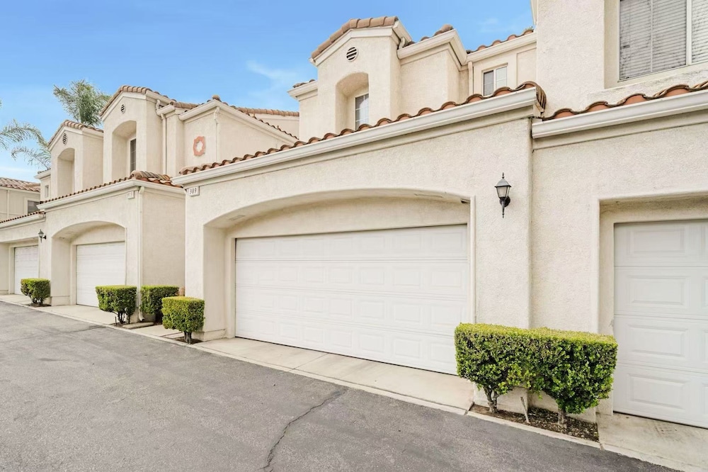 Bright Townhome Retreat With Private Patio Walk Trails