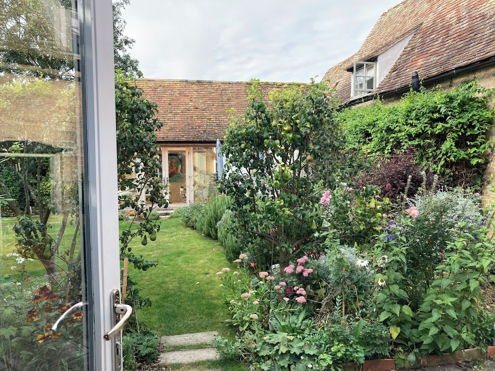 Remarkable 1-bed Cottage in Orwell Cambridgeshire