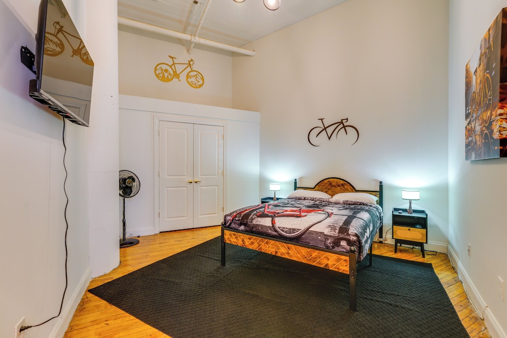 1 Mi to Dtwn! Riverside Corktown Loft on 2nd Floor