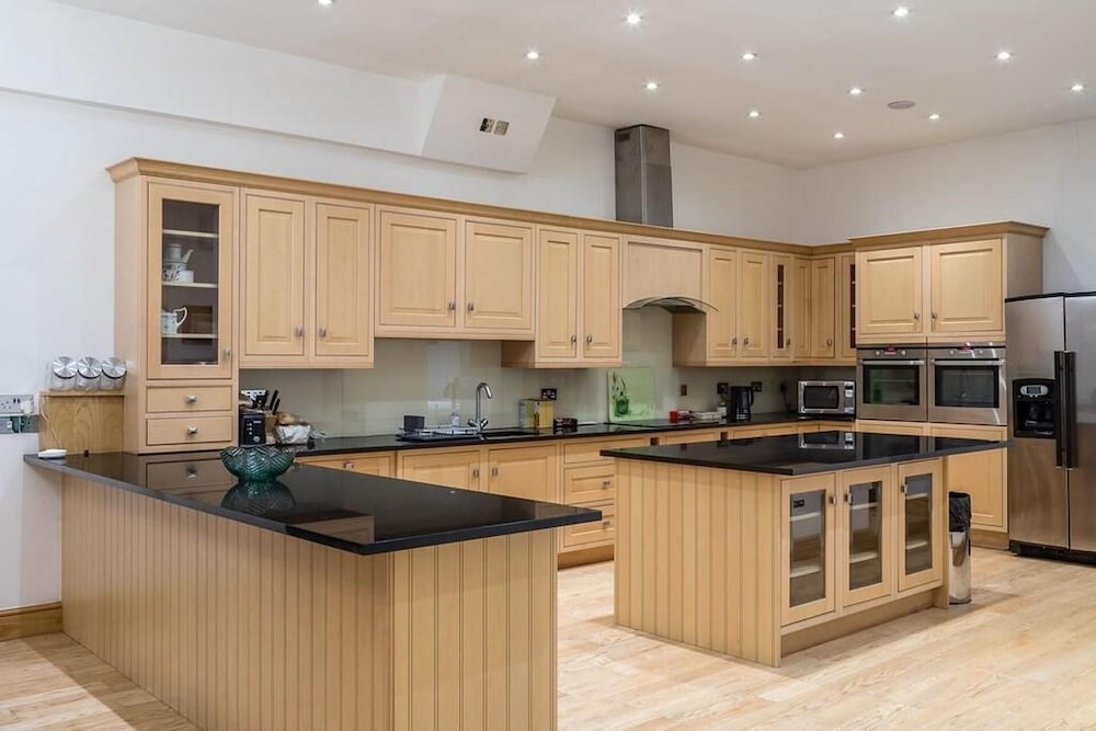 Specious Family Kensington 5-bed House, Sleeps 12