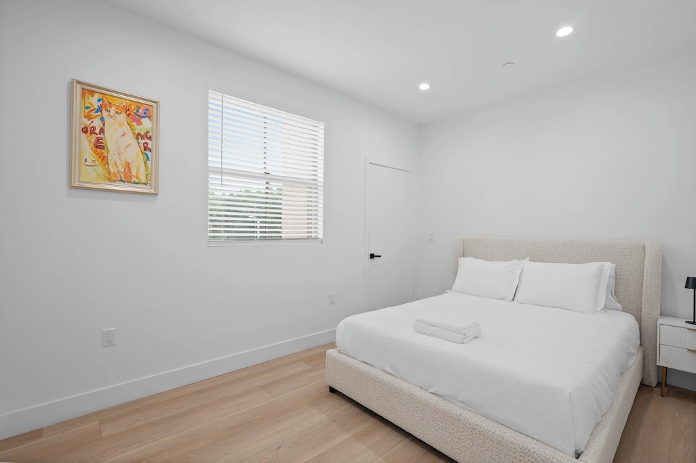 Not Affected by the Fire/modern 5BR Home With Full Amenities & Parking #2
