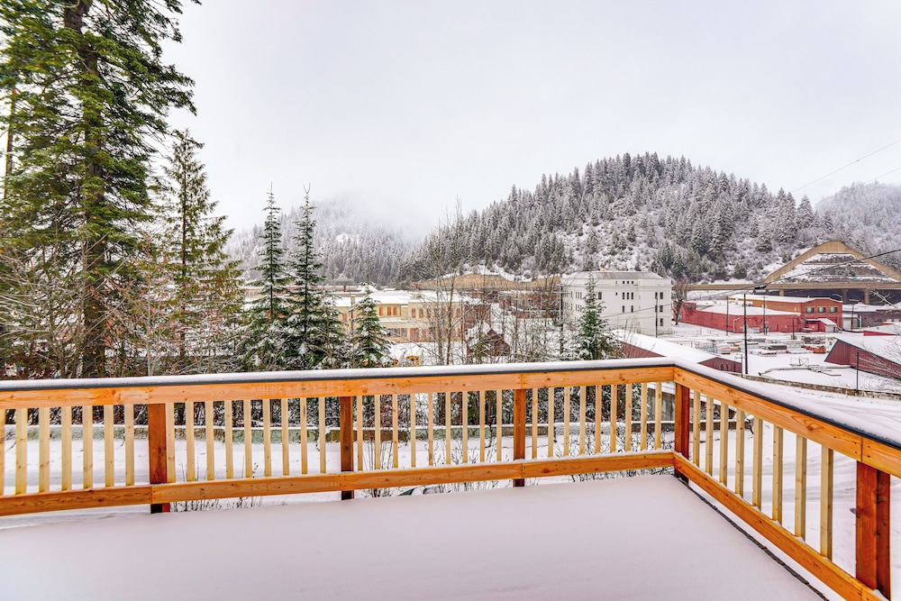 13 Mi to Skiing: Downtown Wallace Home w/ Deck