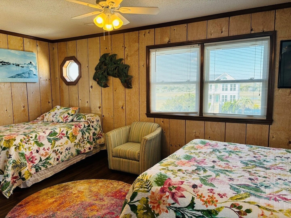 Great Place 5 Bedroom Home by RedAwning