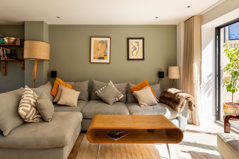 Stylish Family Home With Garden