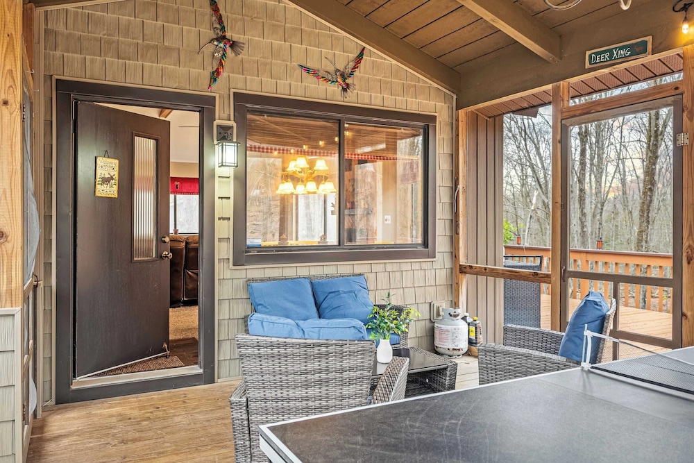 Atlas Point Lodge Sauna, Fireplaces, Kayaks, Lakes + Pet-friendly Yard
