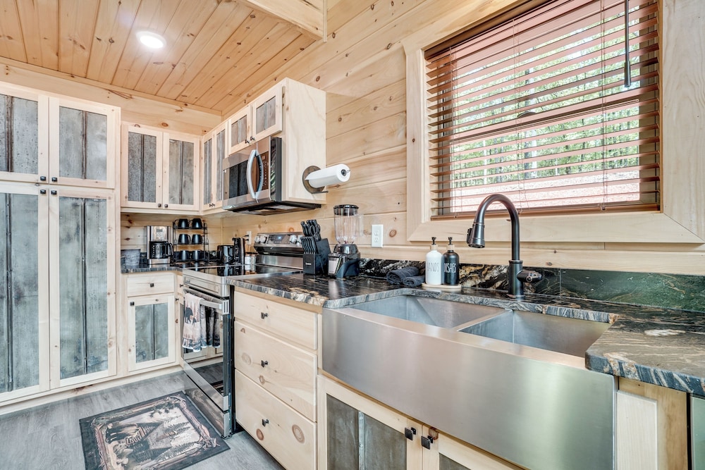 Sip, Hike & Explore: Sleek Retreat in Cleveland!