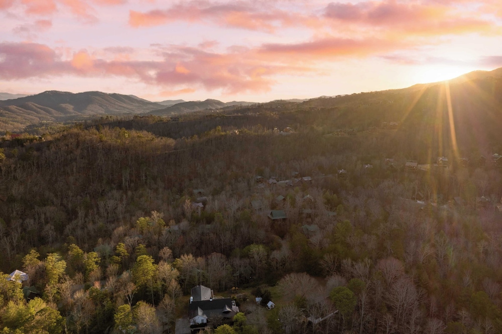 Hottub, Game Room, Forest Views, Near Gatlinburg Four Bears Lodge by Avantstay