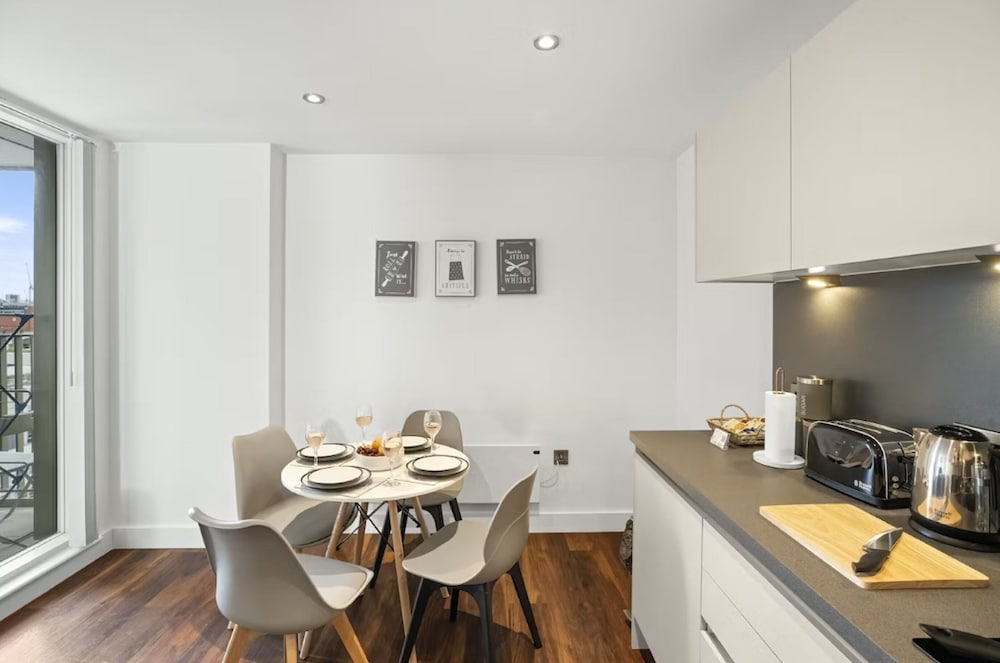 Inviting 2-bed Apartment in Manchester photo 2