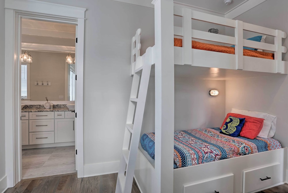 Family-friendly Santa Rosa Home: Walk to Beach!