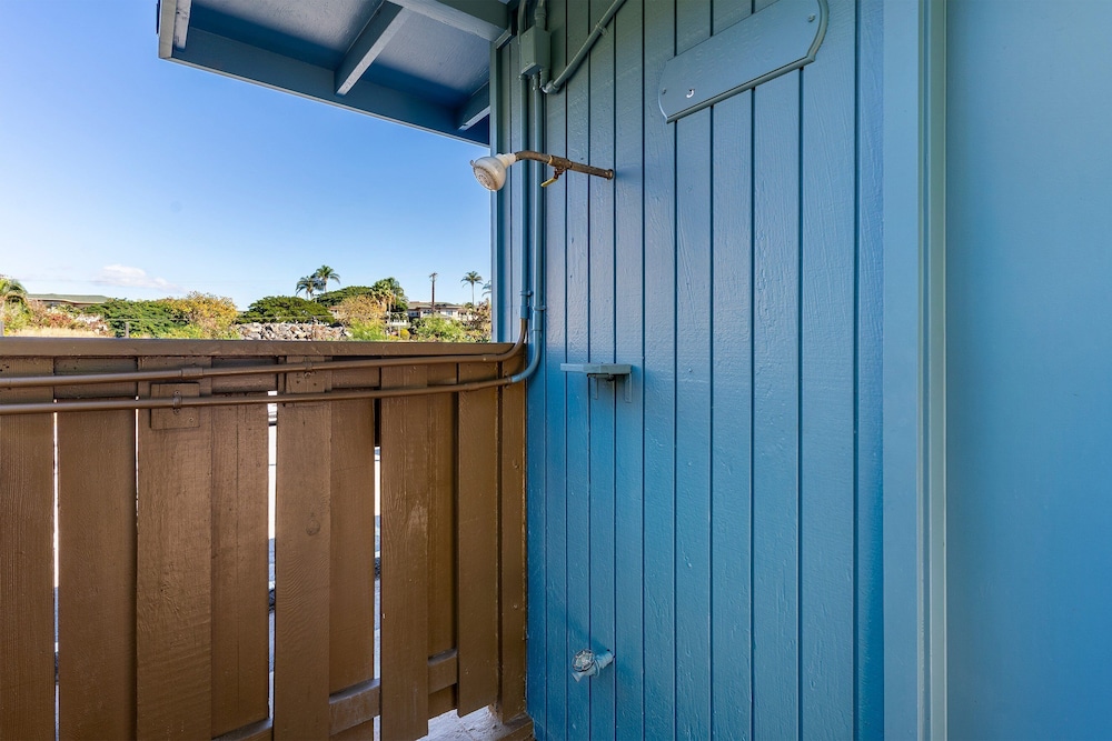Kalama Terrace P-307 - 3rd-floor Walkup, 7 min Walk to Charley Young Beach, AC!