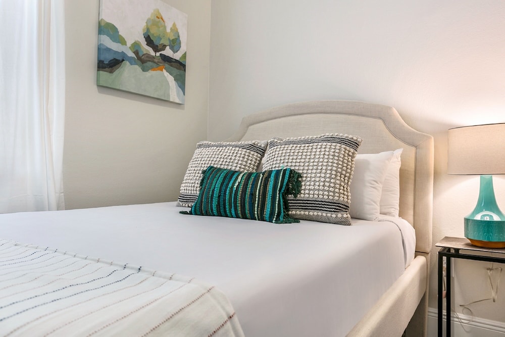 Hosteeva 3BR Steps to St. Charles Ave - Image 5